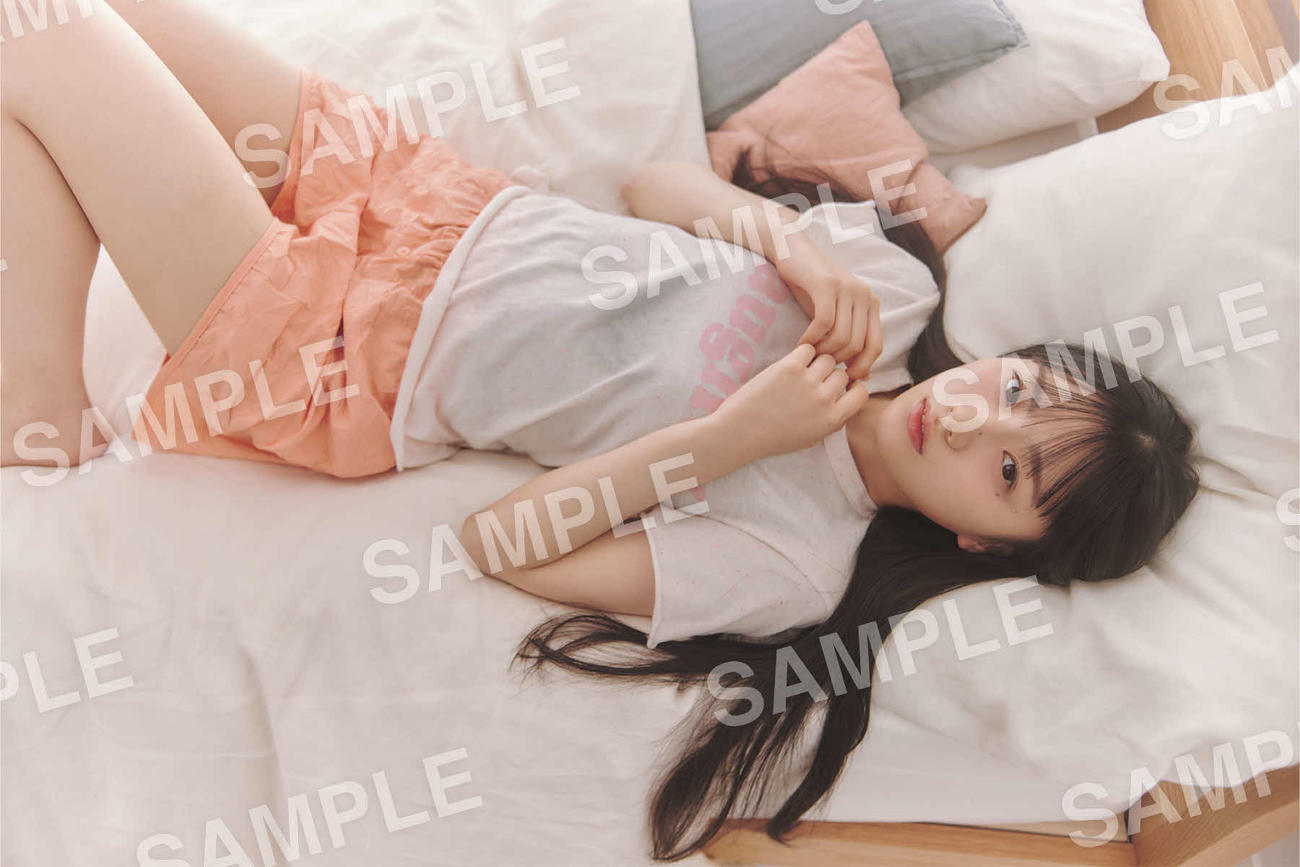 乃木坂46・5期生の初写真集「あの頃、乃木坂にいた」封入特典の川崎桜ソロポスターカット（C）マガジンハウス