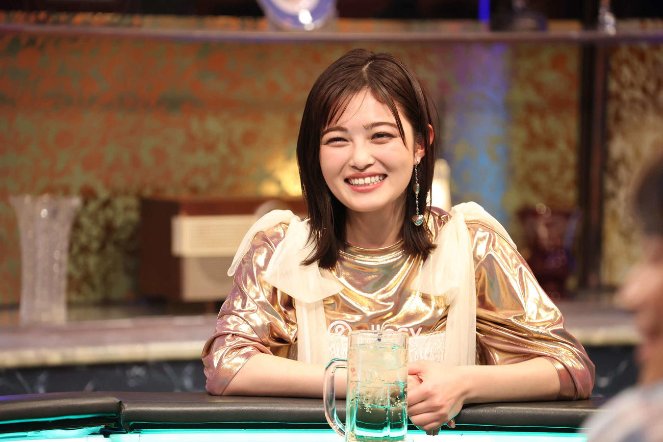フジテレビ系「酒のツマミになる話」に出演する井上咲楽(C)フジテレビ