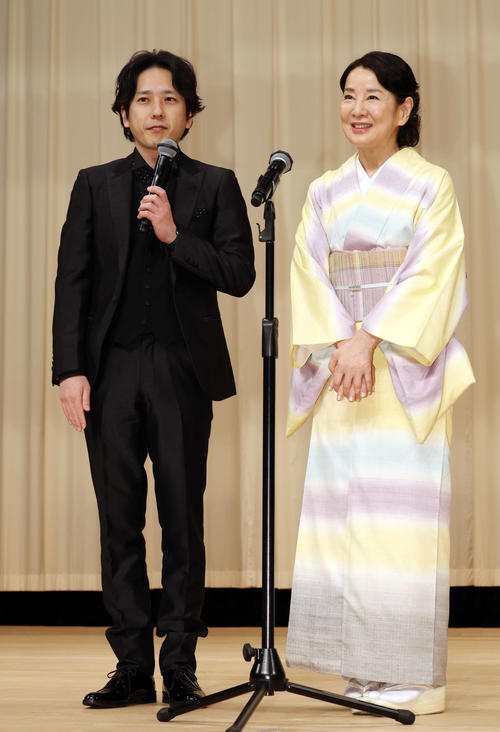 「第66回ブルーリボン賞」で笑顔を見せる司会の二宮和也(左)と主演女優賞の吉永小百合(撮影・宮地輝)