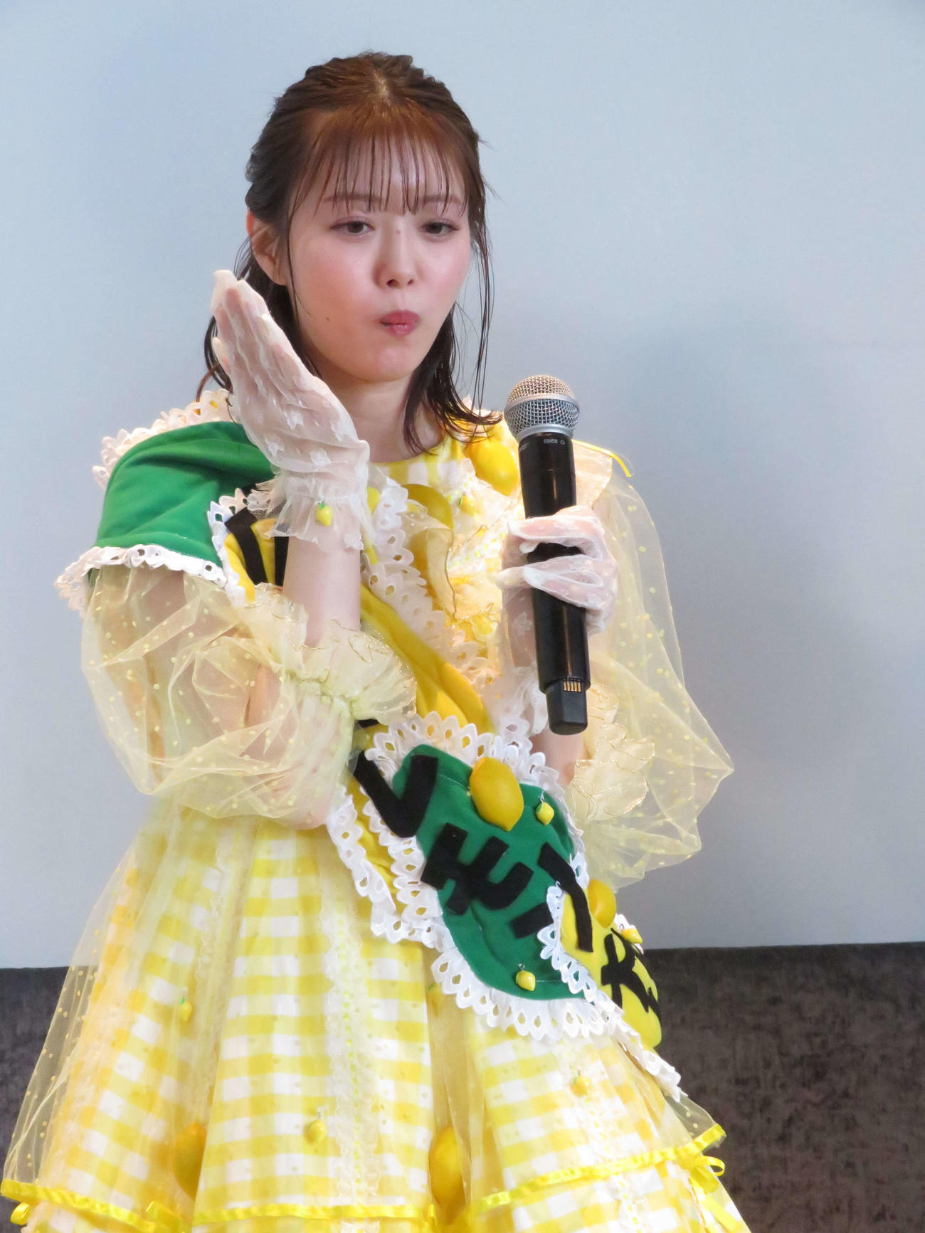 広島県主催のプレミアムダイニング「HIROSHIMA GASTRONOMY“Horizon”」オープニングセレモニーにゲスト出演し、ルッコラを生試食する市川美織