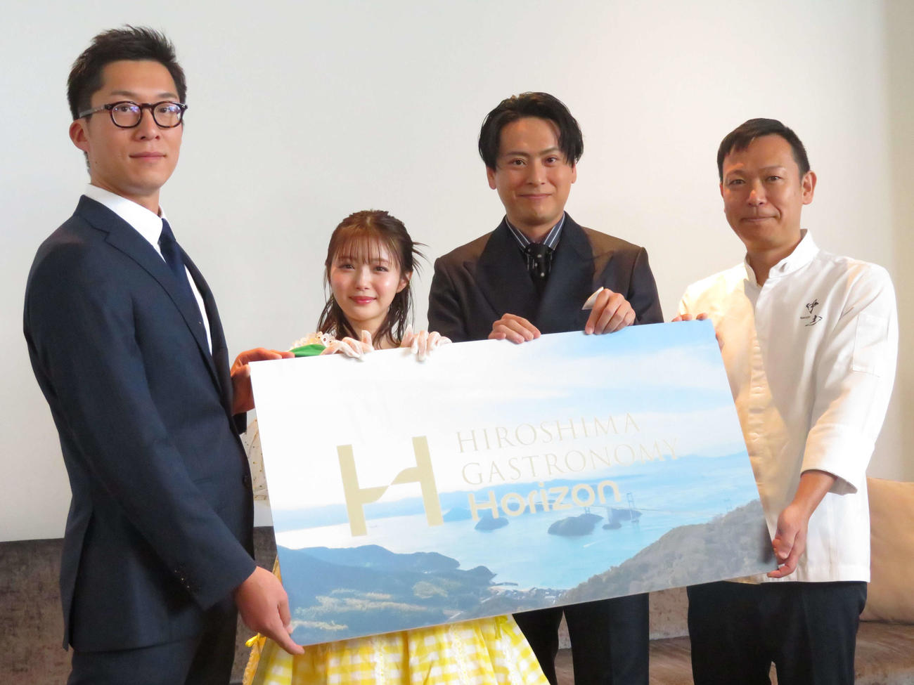 広島県主催のプレミアムダイニング「HIROSHIMA GASTRONOMY“Horizon”」オープニングセレモニーに出演した「やまのまんなかだ」代表の山田誠氏、市川美織、山下健二郎、中土征爾シェフ