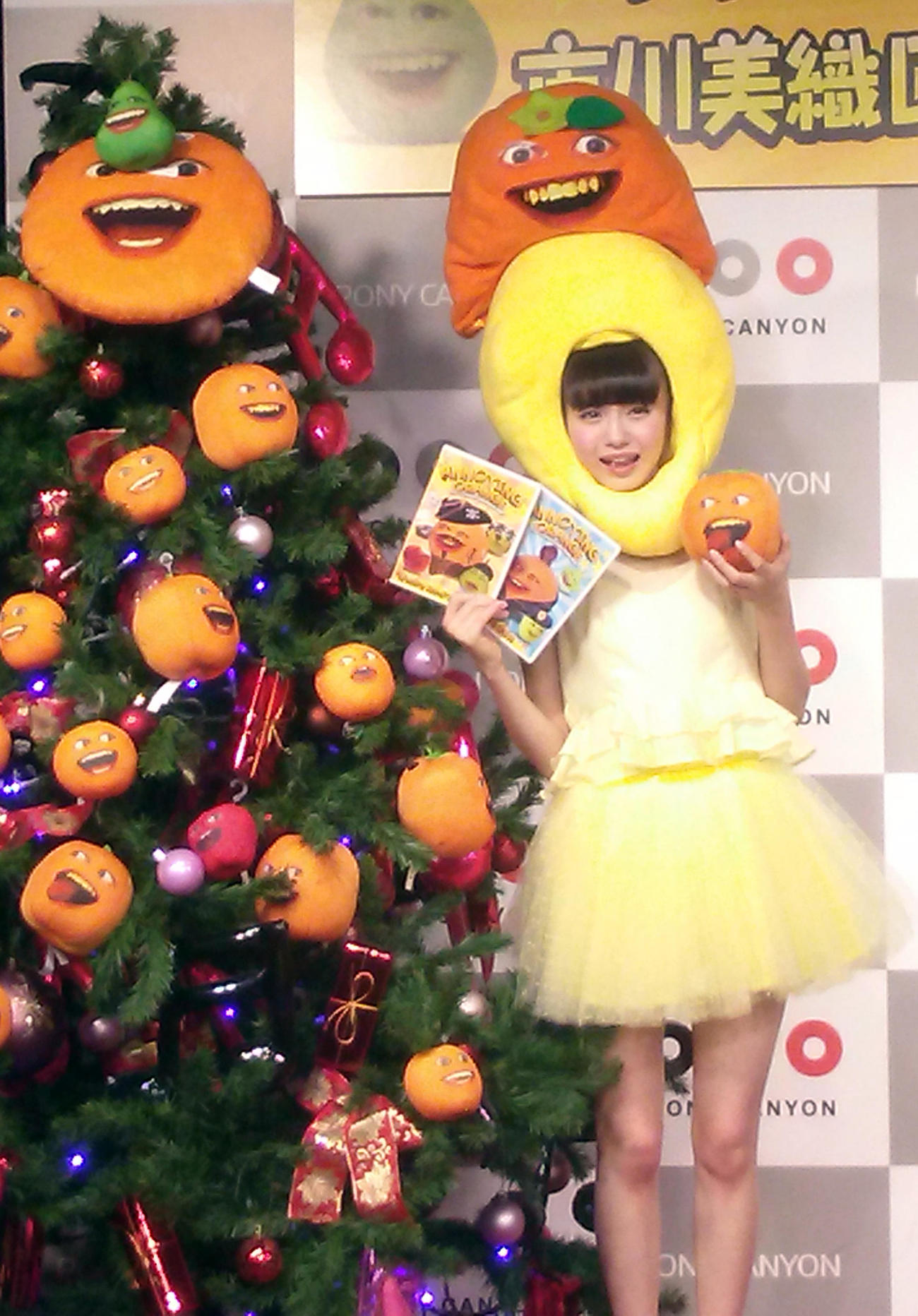 2013年12月　レモンのかぶり物の上にオレンジも乗せてDVDをPRするAKB48時代の市川美織