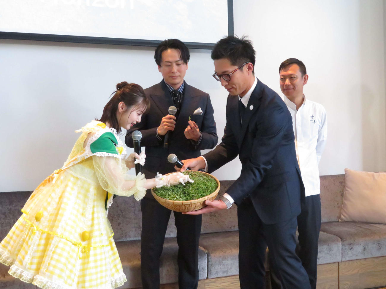 広島県主催のプレミアムダイニング「HIROSHIMA GASTRONOMY“Horizon”」オープニングセレモニーにゲスト出演し春菊を試食する山下健二郎（中央）とルッコラを試食する市川美織