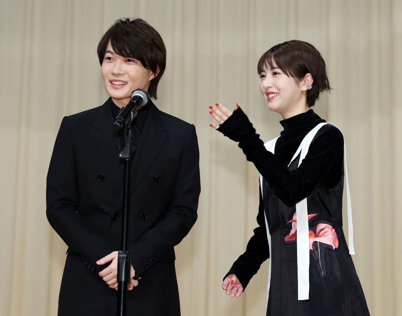 「第66回ブルーリボン賞」で絶妙な掛け合いを見せる主演男優賞の神木隆之介（左）と助演女優賞の浜辺美波（撮影・宮地輝）