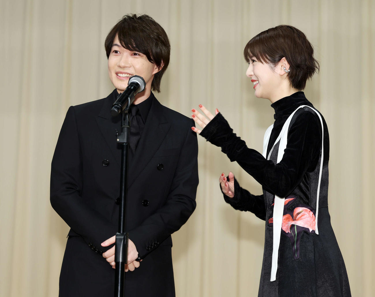 「第66回ブルーリボン賞」で絶妙な掛け合いを見せる主演男優賞の神木隆之介（左）と助演女優賞の浜辺美波（撮影・宮地輝）
