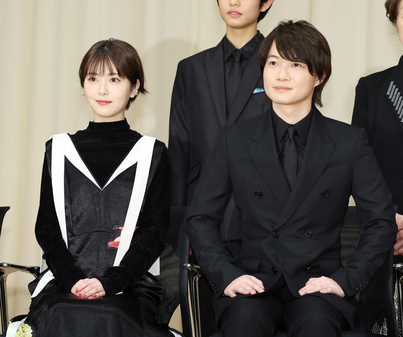 「第66回ブルーリボン賞」で記念撮影する助演女優賞の浜辺美波（左）と主演男優賞の神木隆之介（撮影・宮地輝）