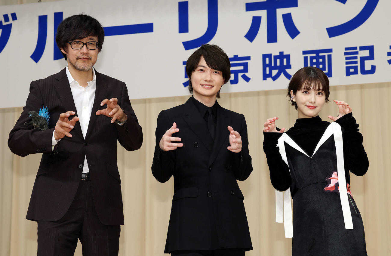 「第66回ブルーリボン賞」でゴジラのポーズをして記念撮影する、左から作品賞の山崎貴監督、主演男優賞の神木隆之介、助演女優賞の浜辺美波（撮影・宮地輝）