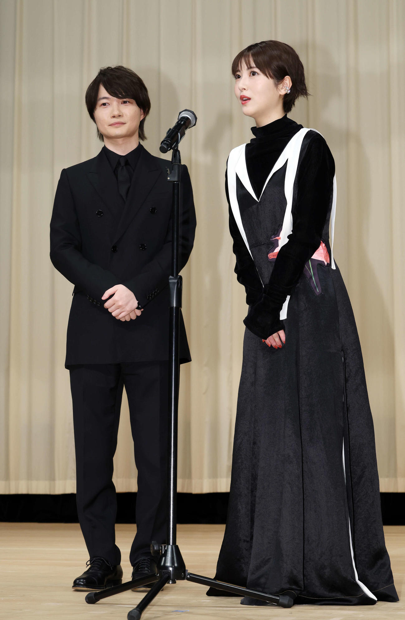 「第66回ブルーリボン賞」で主演男優賞の神木隆之介（左）と助演女優賞の浜辺美波（撮影・宮地輝）