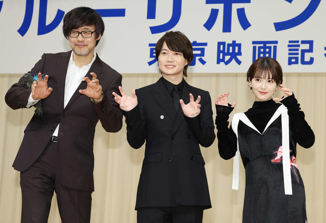 「第66回ブルーリボン賞」でゴジラのポーズをして記念撮影する、左から作品賞の山崎貴監督、主演男優賞の神木隆之介、助演女優賞の浜辺美波（撮影・宮地輝）