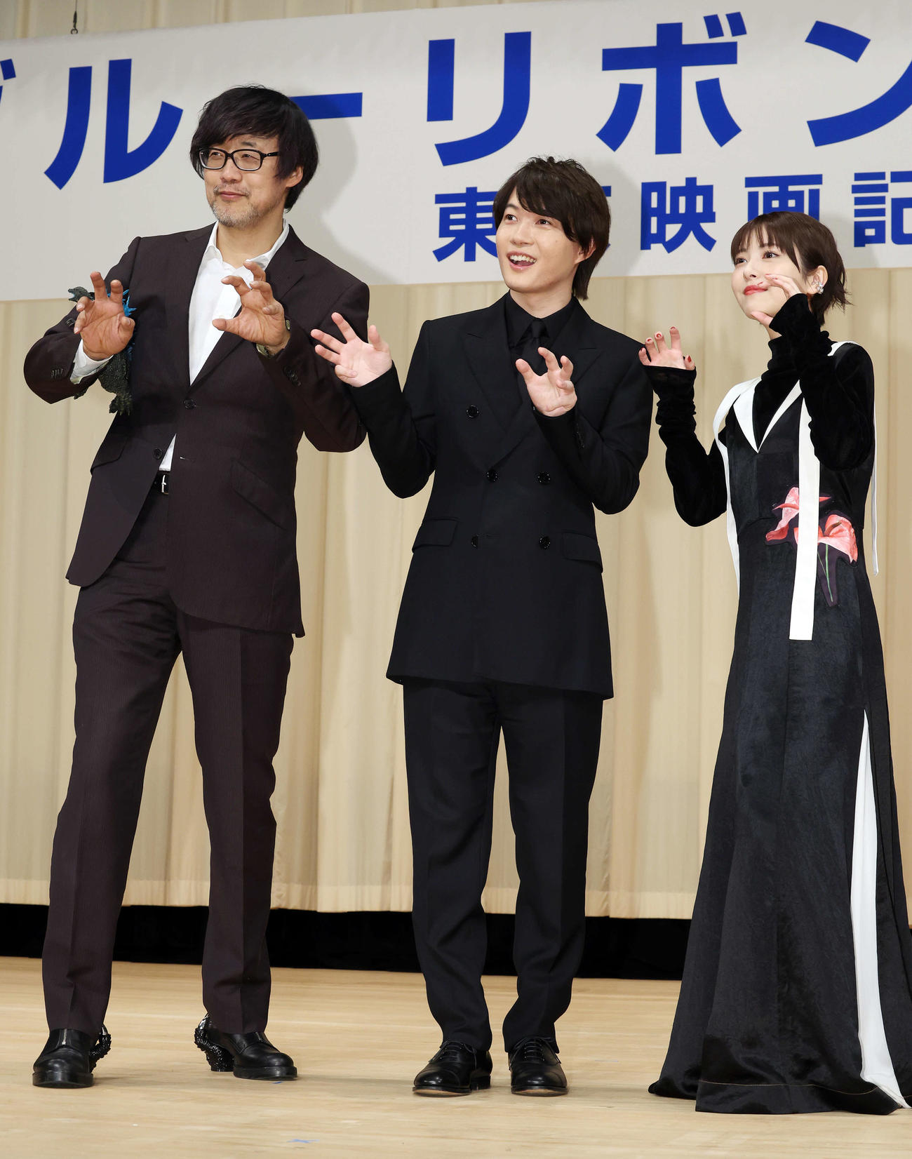 「第66回ブルーリボン賞」でゴジラのポーズをして記念撮影する、左から作品賞の山崎貴監督、主演男優賞の神木隆之介、助演女優賞の浜辺美波（撮影・宮地輝）