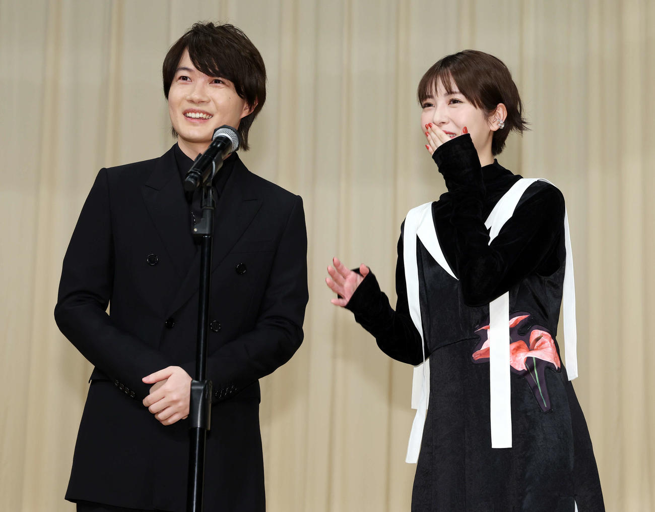 「第66回ブルーリボン賞」で笑顔を見せる主演男優賞の神木隆之介（左）と助演女優賞の浜辺美波（撮影・宮地輝）