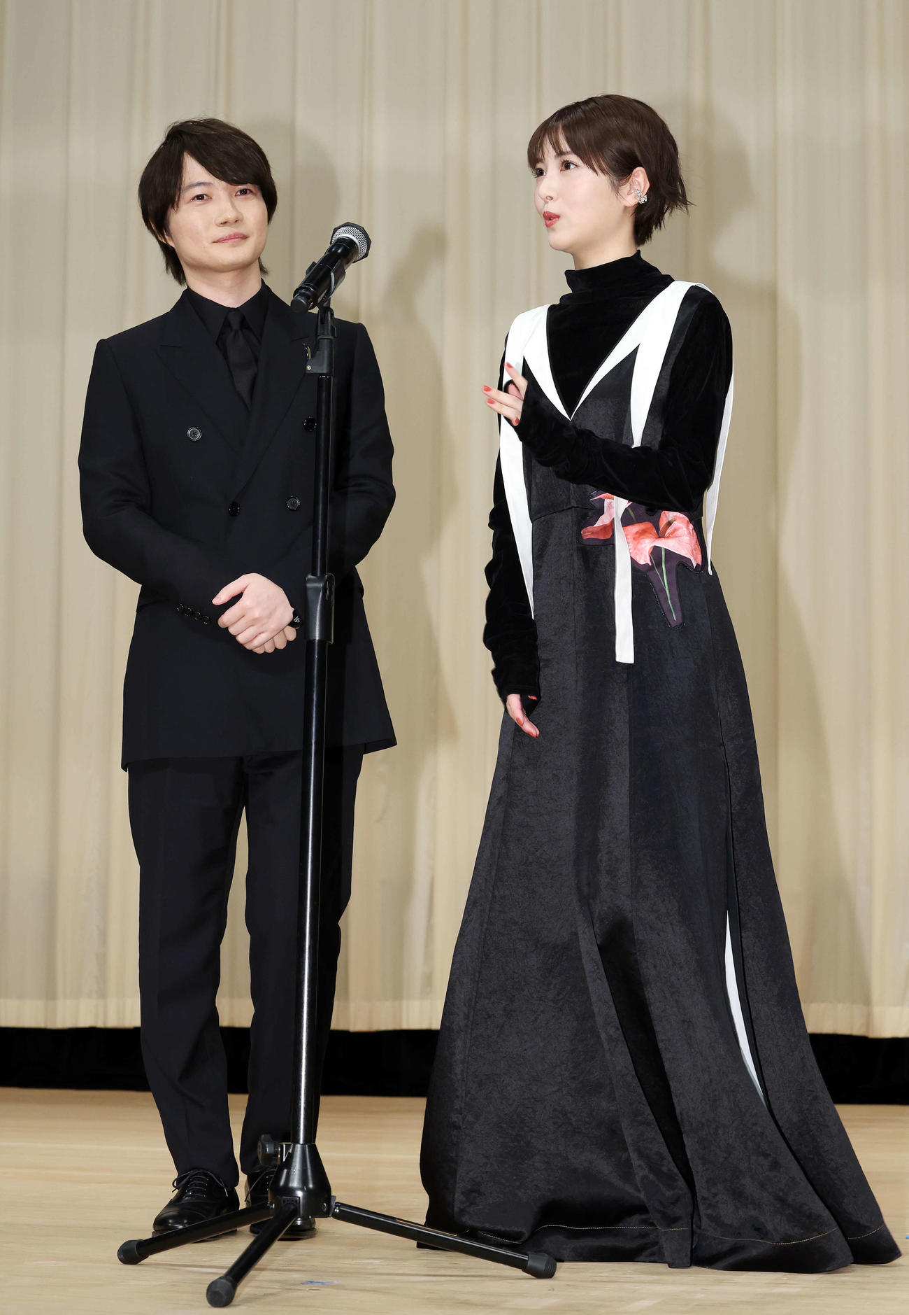 「第66回ブルーリボン賞」で絶妙な掛け合いを見せる主演男優賞の神木隆之介（左）と助演女優賞の浜辺美波（撮影・宮地輝）