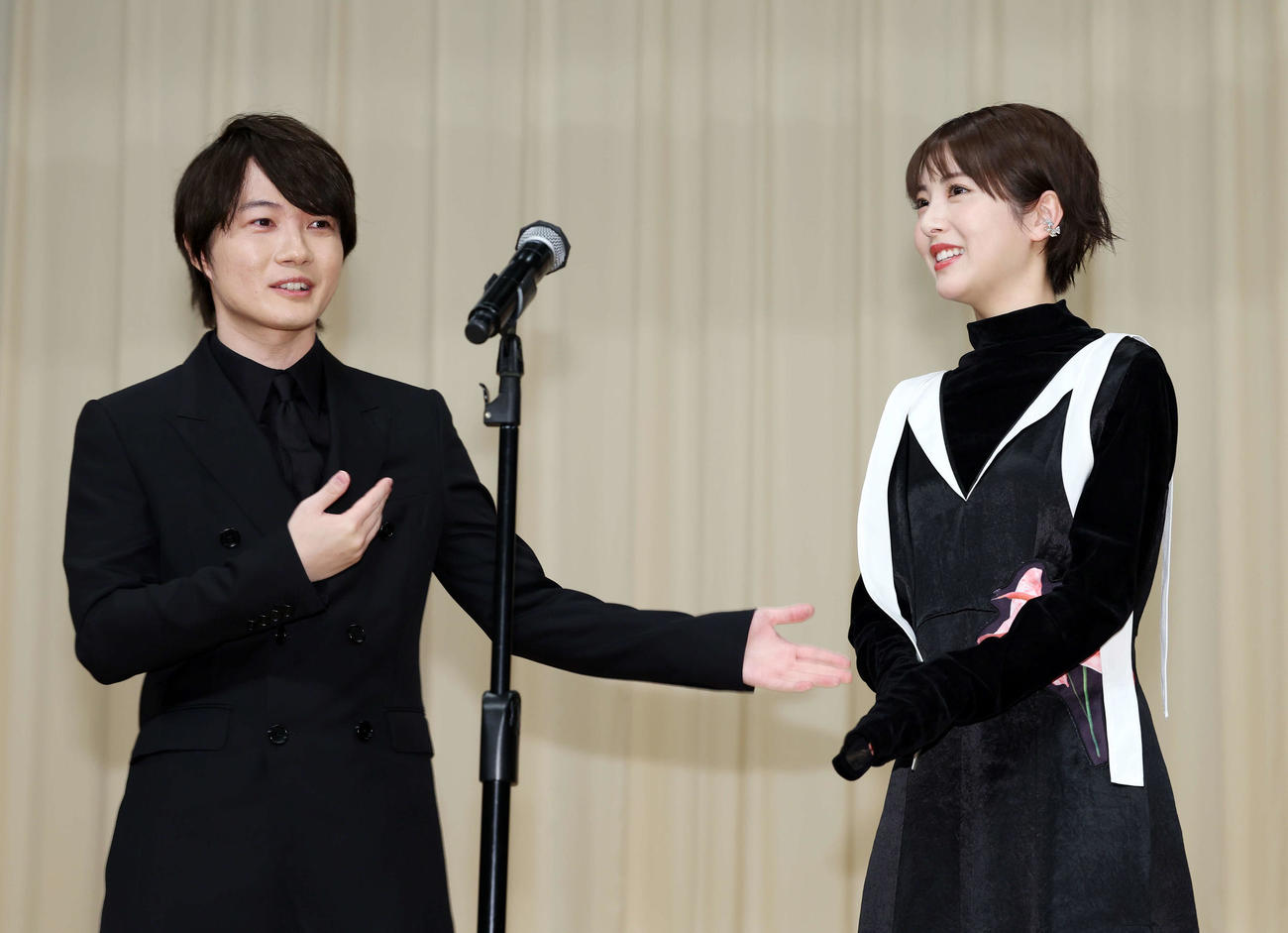 「第66回ブルーリボン賞」で絶妙な掛け合いを見せる主演男優賞の神木隆之介（左）と助演女優賞の浜辺美波（撮影・宮地輝）
