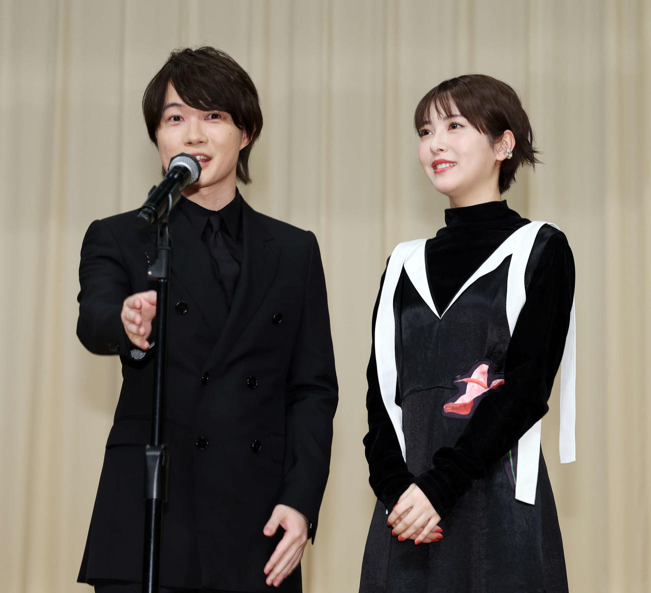 「第66回ブルーリボン賞」で絶妙な掛け合いを見せる主演男優賞の神木隆之介（左）と助演女優賞の浜辺美波（撮影・宮地輝）