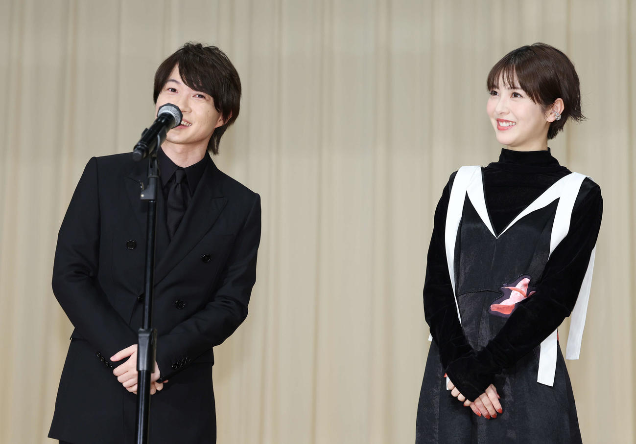 「第66回ブルーリボン賞」で絶妙な掛け合いを見せる主演男優賞の神木隆之介（左）と助演女優賞の浜辺美波（撮影・宮地輝）