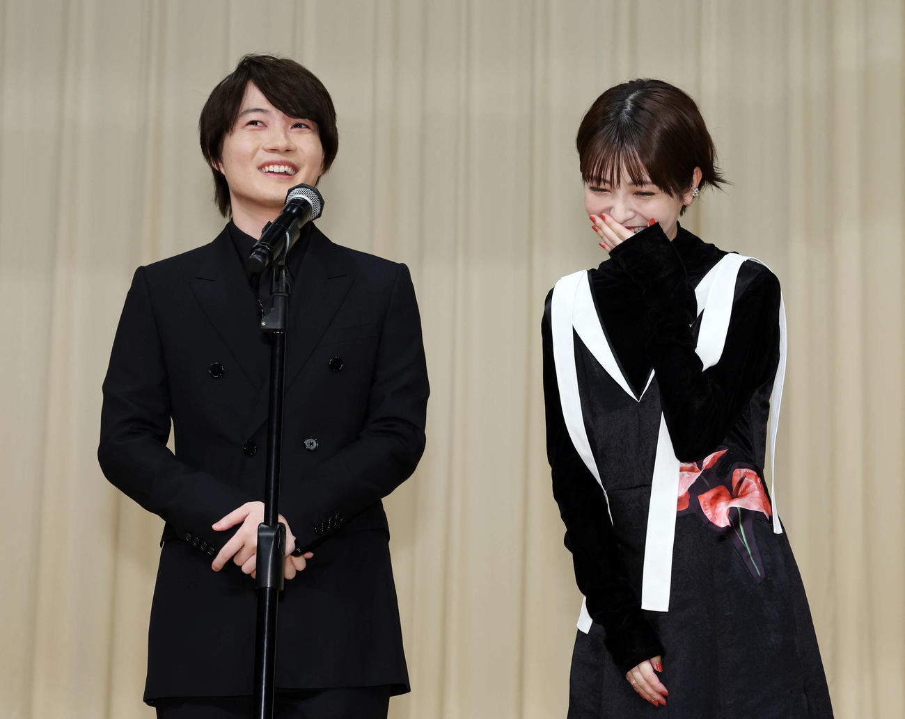 「第66回ブルーリボン賞」で絶妙な掛け合いを見せる主演男優賞の神木隆之介（左）と助演女優賞の浜辺美波（撮影・宮地輝）