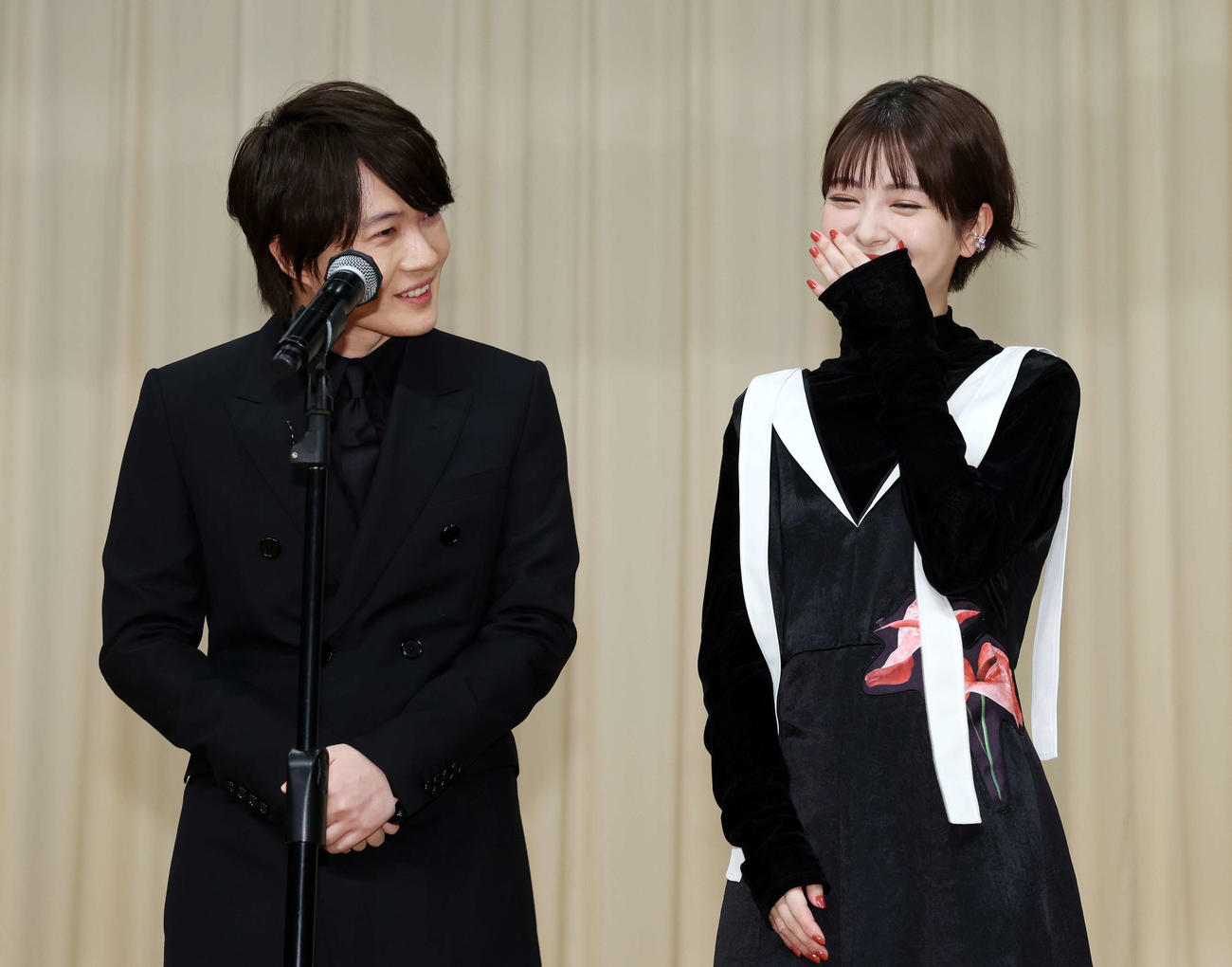 「第66回ブルーリボン賞」で絶妙な掛け合いを見せる主演男優賞の神木隆之介（左）と助演女優賞の浜辺美波（撮影・宮地輝）