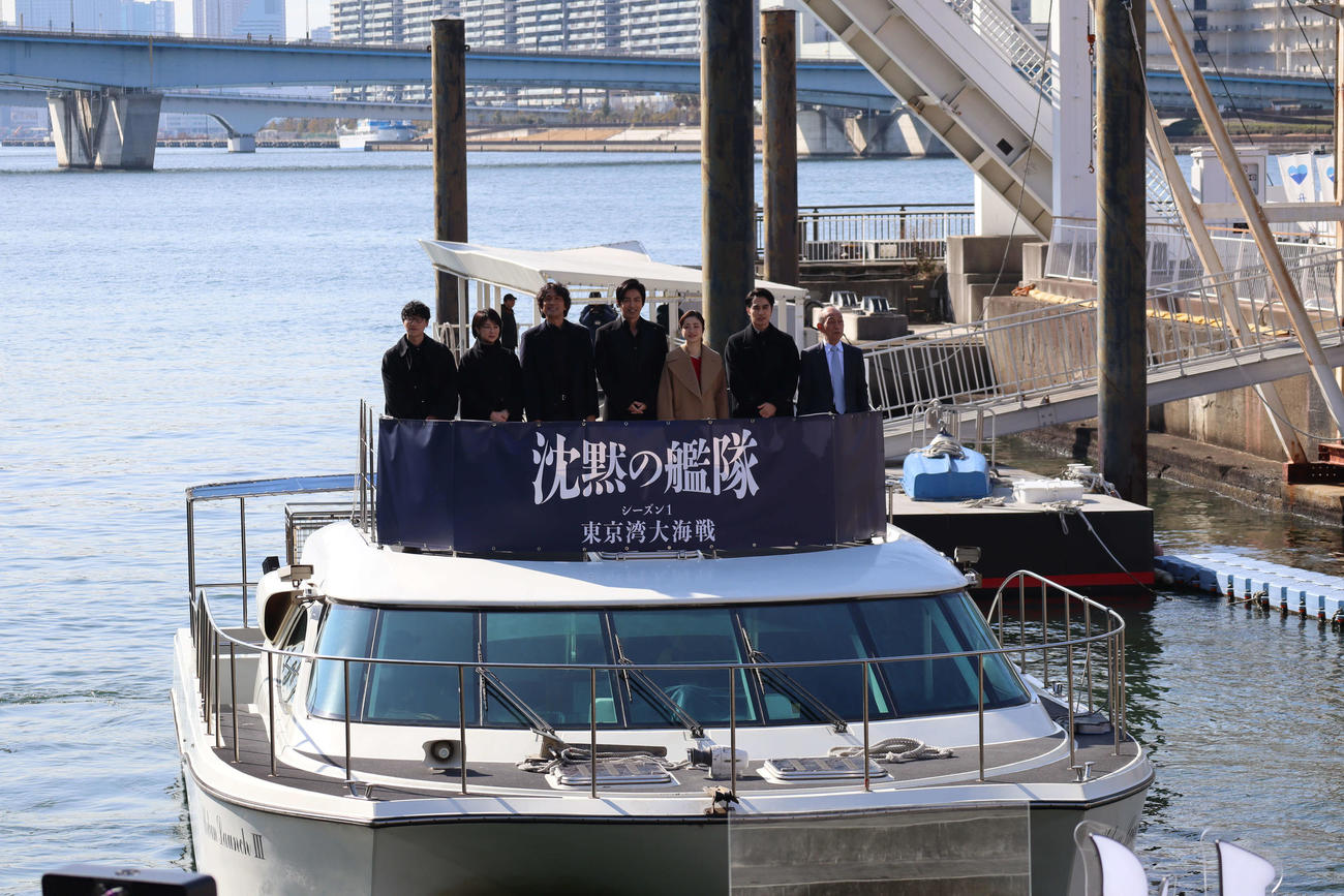 「沈黙の艦隊　シーズン1～東京湾大海戦～」のイベントで、大沢たかお（中央）らキャストは船に乗って登場