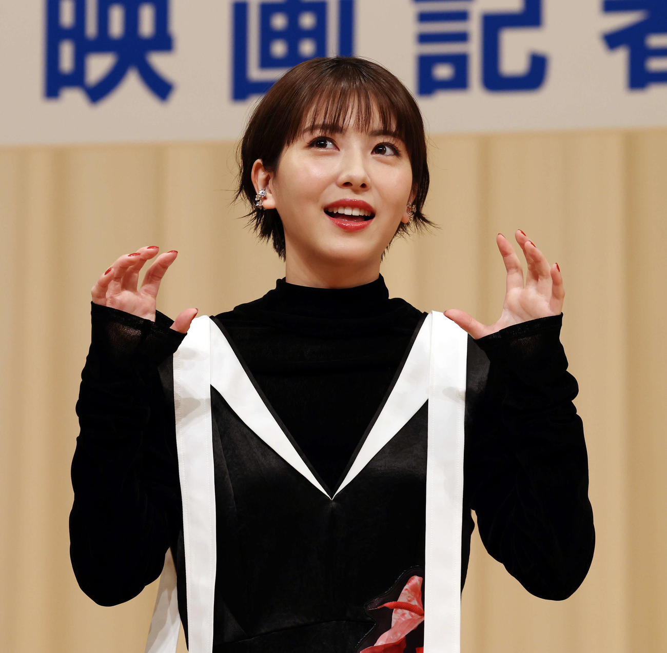 「第66回ブルーリボン賞」でゴジラのまねをする助演女優賞の浜辺美波（撮影・宮地輝）