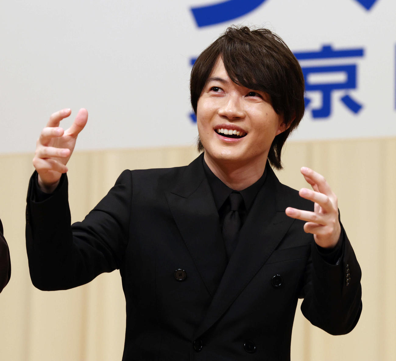 「第66回ブルーリボン賞」でゴジラのまねをする主演男優賞の神木隆之介（撮影・宮地輝）