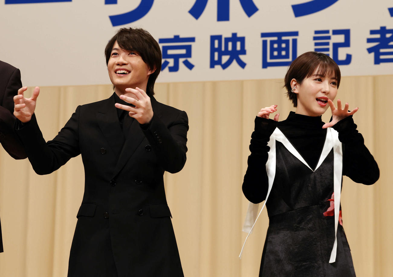 「第66回ブルーリボン賞」でゴジラのまねをする主演男優賞の神木隆之介（左）と助演女優賞の浜辺美波（撮影・宮地輝）