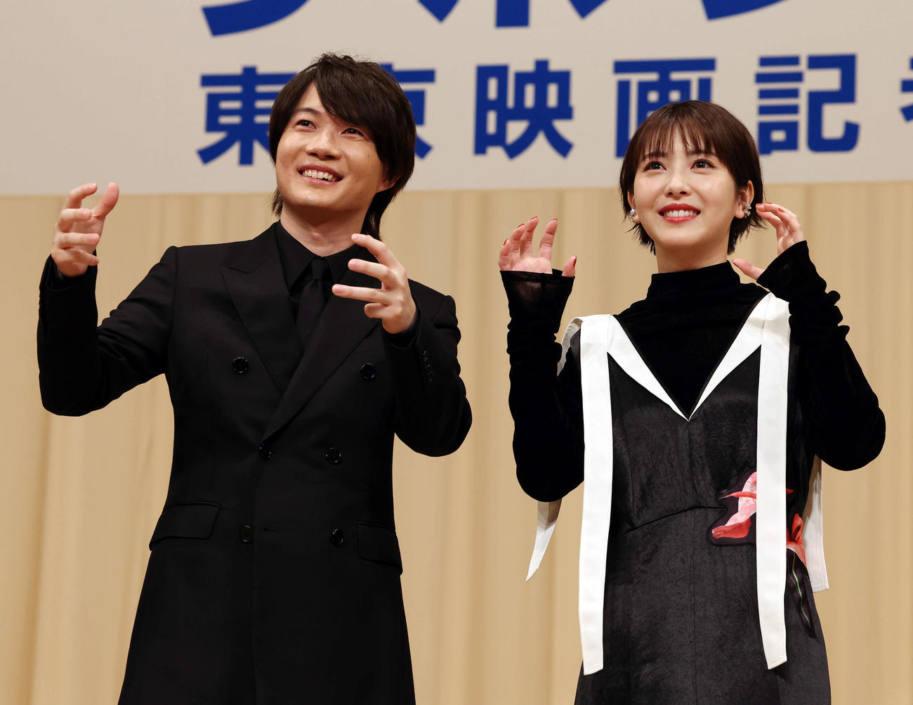「第66回ブルーリボン賞」でゴジラのまねをする主演男優賞の神木隆之介（左）と助演女優賞の浜辺美波（撮影・宮地輝）