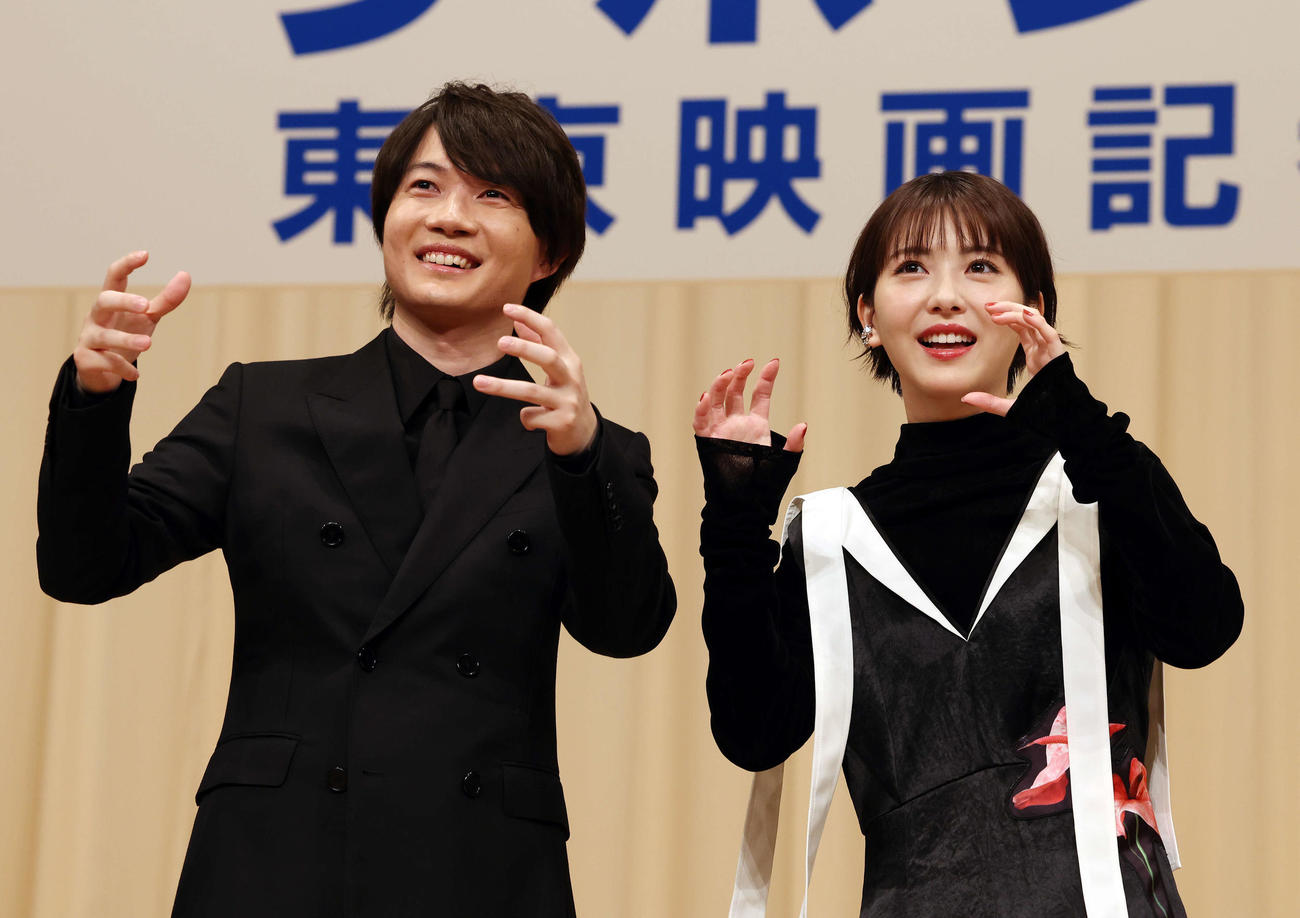 「第66回ブルーリボン賞」でゴジラのまねをする主演男優賞の神木隆之介（左）と助演女優賞の浜辺美波（撮影・宮地輝）