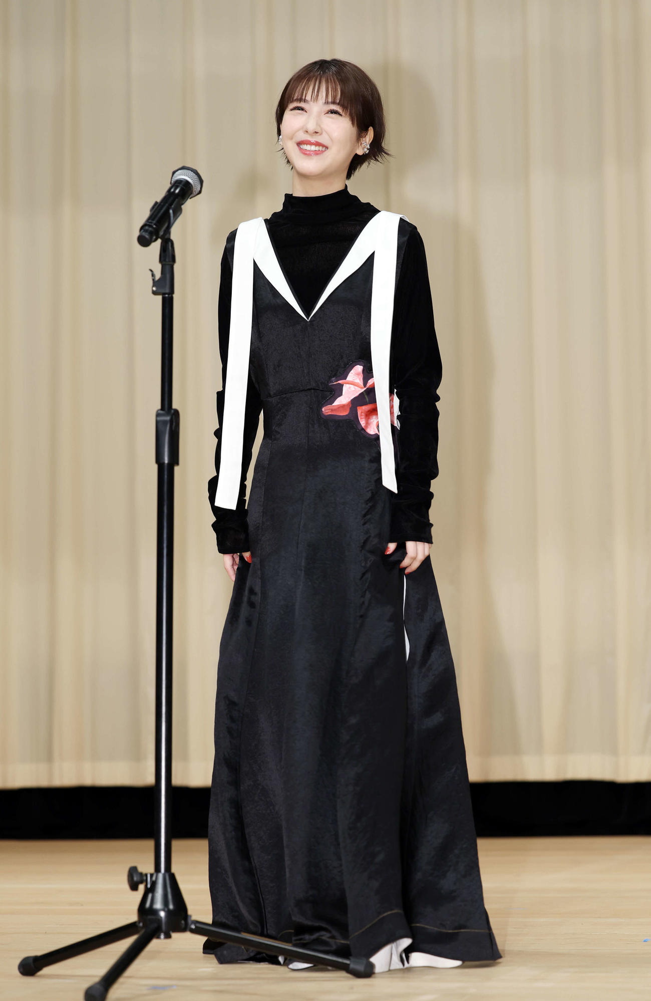 「第66回ブルーリボン賞」で助演女優賞を受賞し、笑顔を見せる浜辺美波（撮影・宮地輝）