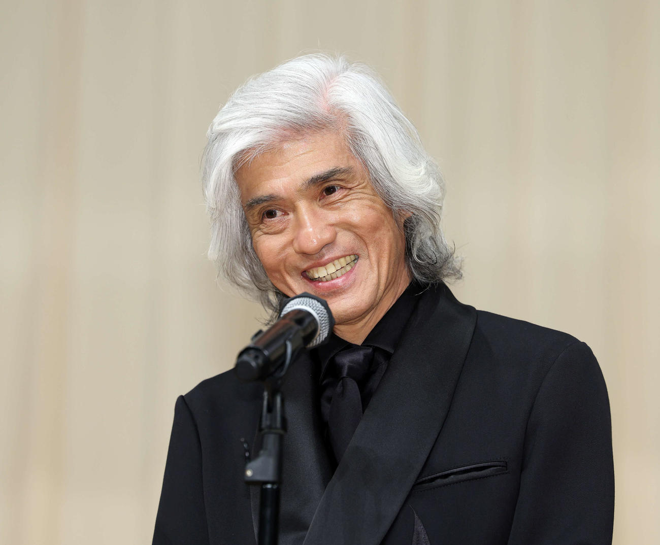 「第66回ブルーリボン賞」で助演男優賞を受賞し、笑顔でスピーチする佐藤浩市（撮影・宮地輝）