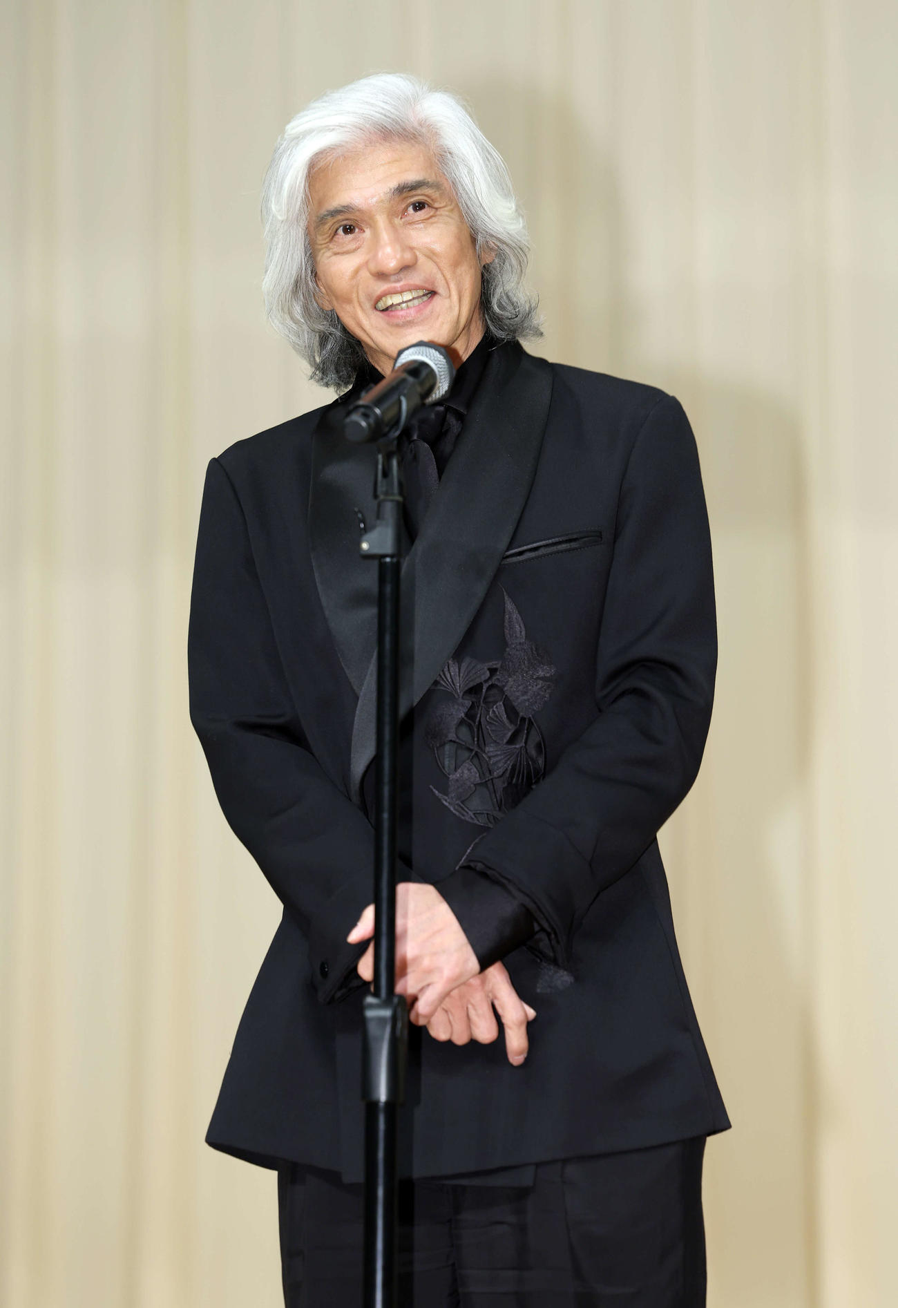 「第66回ブルーリボン賞」で助演男優賞を受賞し、笑顔でスピーチする佐藤浩市（撮影・宮地輝）