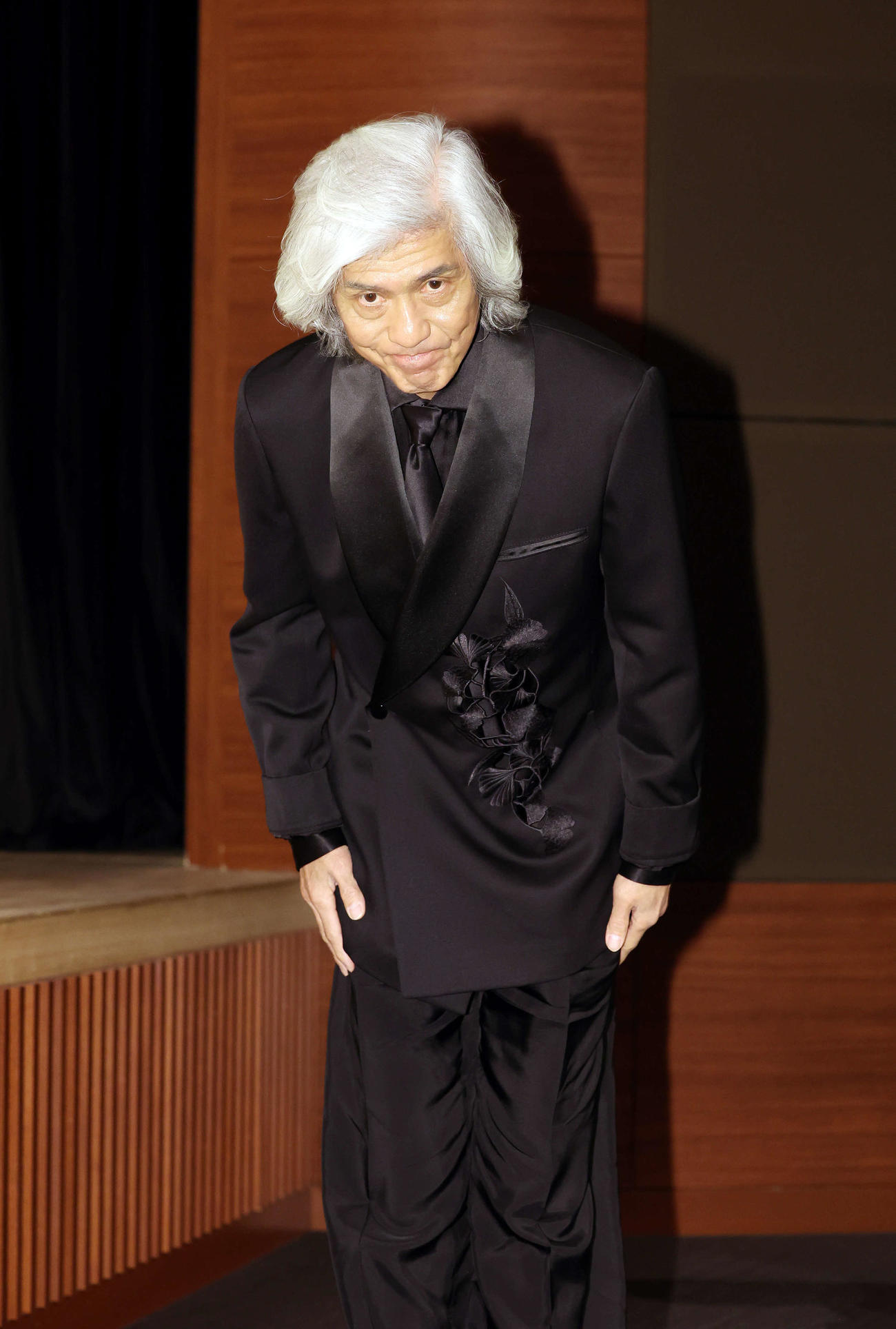 「第66回ブルーリボン賞」で助演男優賞を受賞し、一礼する佐藤浩市（撮影・宮地輝）