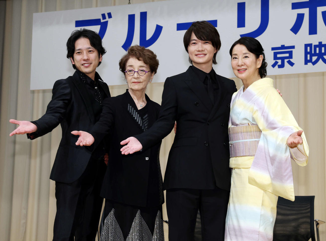 「第66回ブルーリボン賞」で笑顔で記念撮影する、左から司会の二宮和也、倍賞千恵子、主演男優賞の神木隆之介、主演女優賞の吉永小百合（撮影・宮地輝）