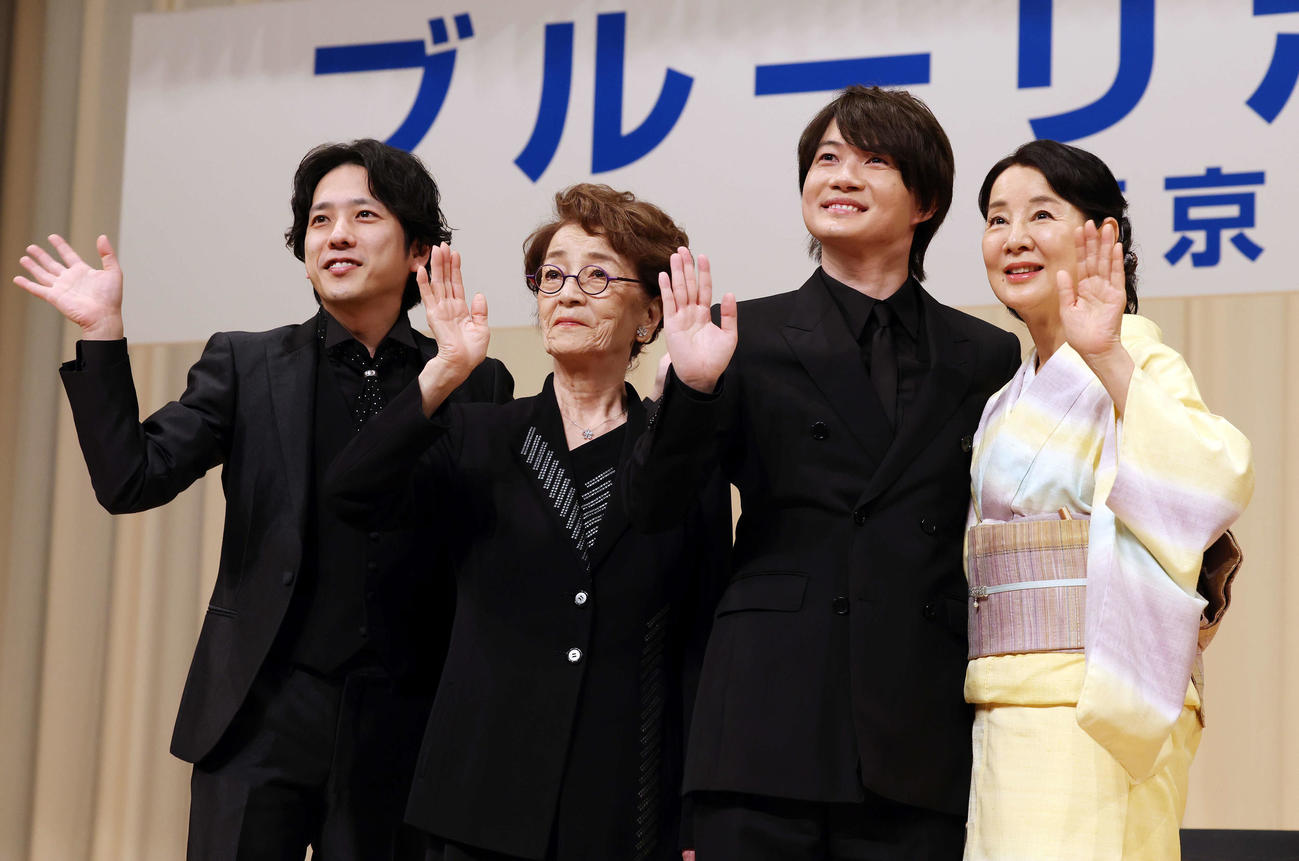 「第66回ブルーリボン賞」で笑顔で手を振る、左から司会の二宮和也、倍賞千恵子、主演男優賞の神木隆之介、主演女優賞の吉永小百合（撮影・宮地輝）