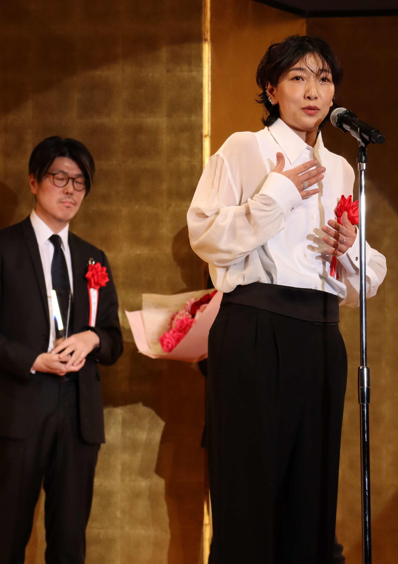 「怪物」がエランドール賞プロデューサー賞映画部門を受賞し、祝福に駆けつけた安藤サクラ。後方は川村元気氏