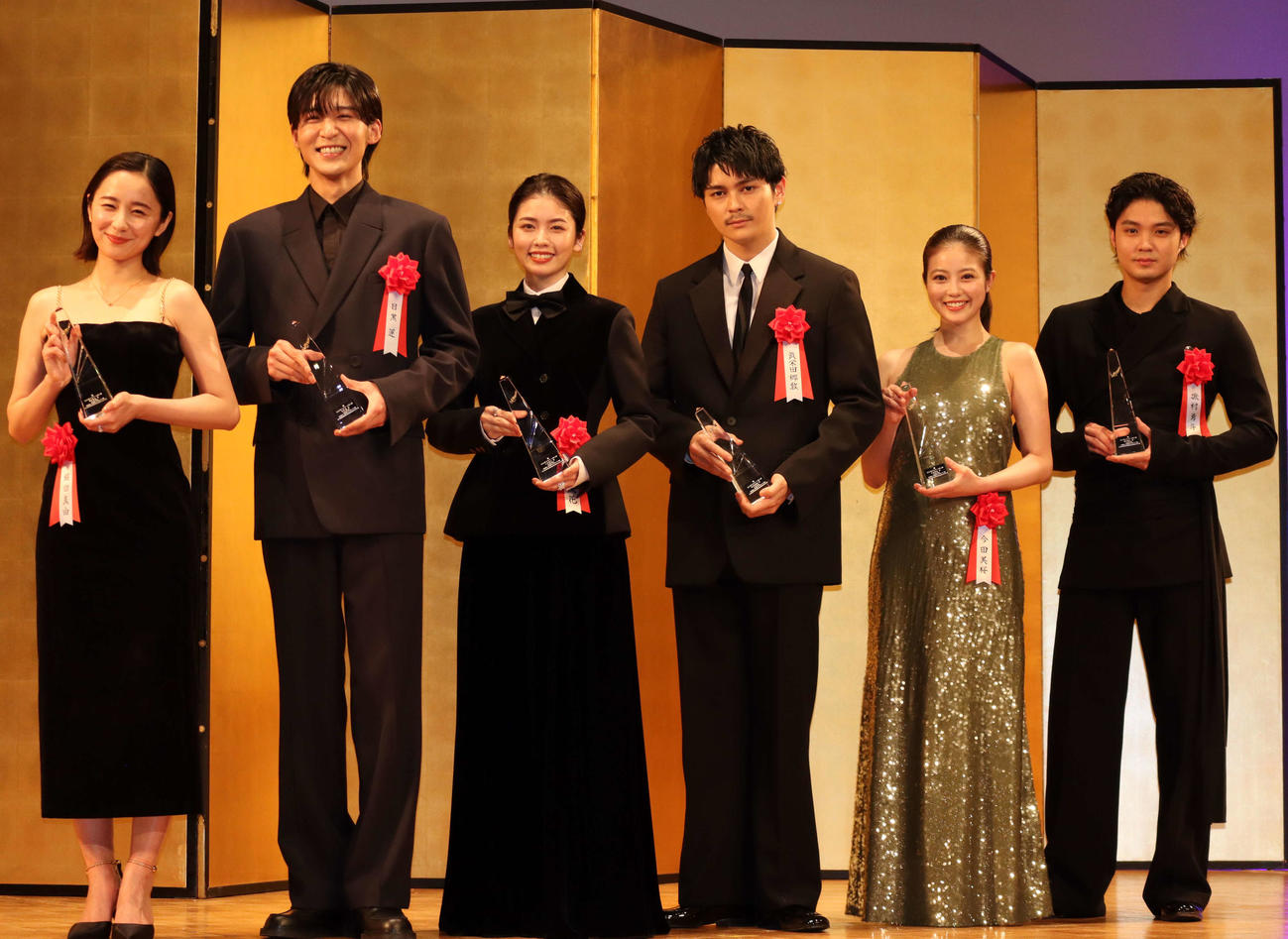 エランドール賞新人賞を受賞した、左から堀田真由、SnowMan目黒蓮、小芝風花、眞栄田郷敦、今田美桜、磯村勇斗