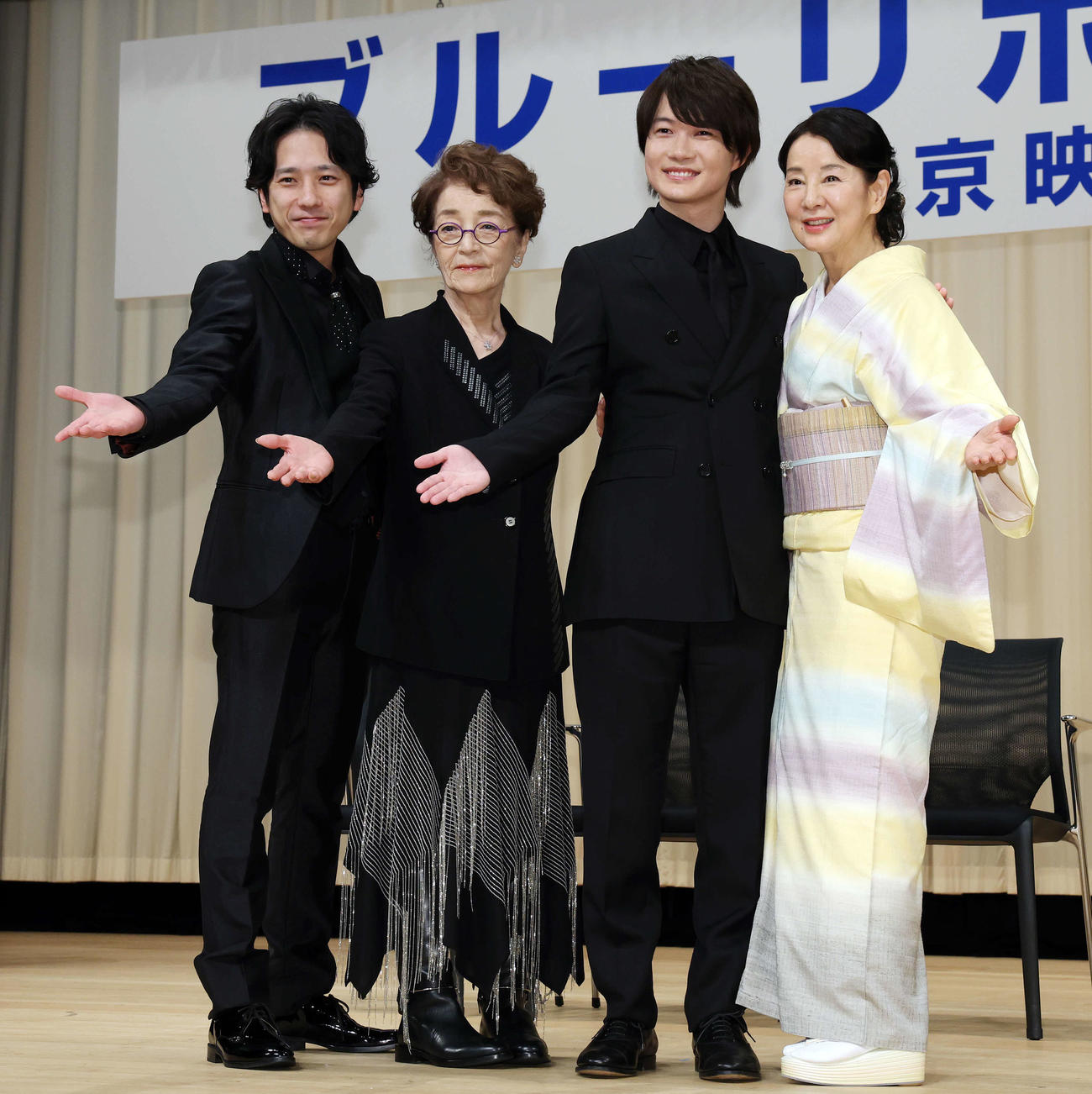 「第66回ブルーリボン賞」で笑顔で記念撮影する、左から司会の二宮和也、倍賞千恵子、主演男優賞の神木隆之介、主演女優賞の吉永小百合（撮影・宮地輝）