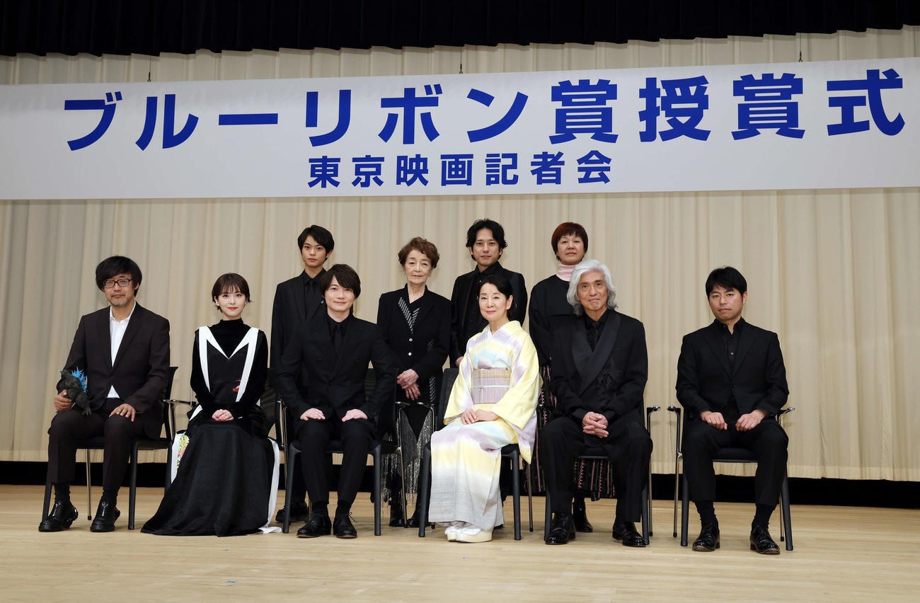 「第66回ブルーリボン賞」で記念撮影する受賞者、前列左から山崎貴監督、浜辺美波、神木隆之介、吉永小百合、佐藤浩市、石井裕也監督、後列左から黒川想矢、倍賞千恵子、二宮和也、山崎敏社長（撮影・宮地輝）
