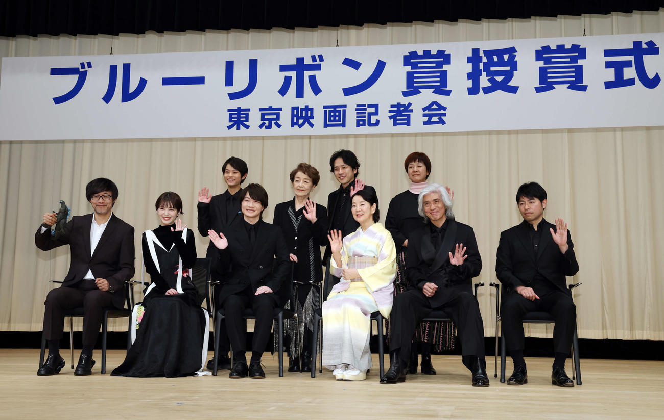 「第66回ブルーリボン賞」で笑顔で手を振る受賞者、前列左から山崎貴監督、浜辺美波、神木隆之介、吉永小百合、佐藤浩市、石井裕也監督、後列左から黒川想矢、倍賞千恵子、二宮和也、山崎敏社長（撮影・宮地輝）