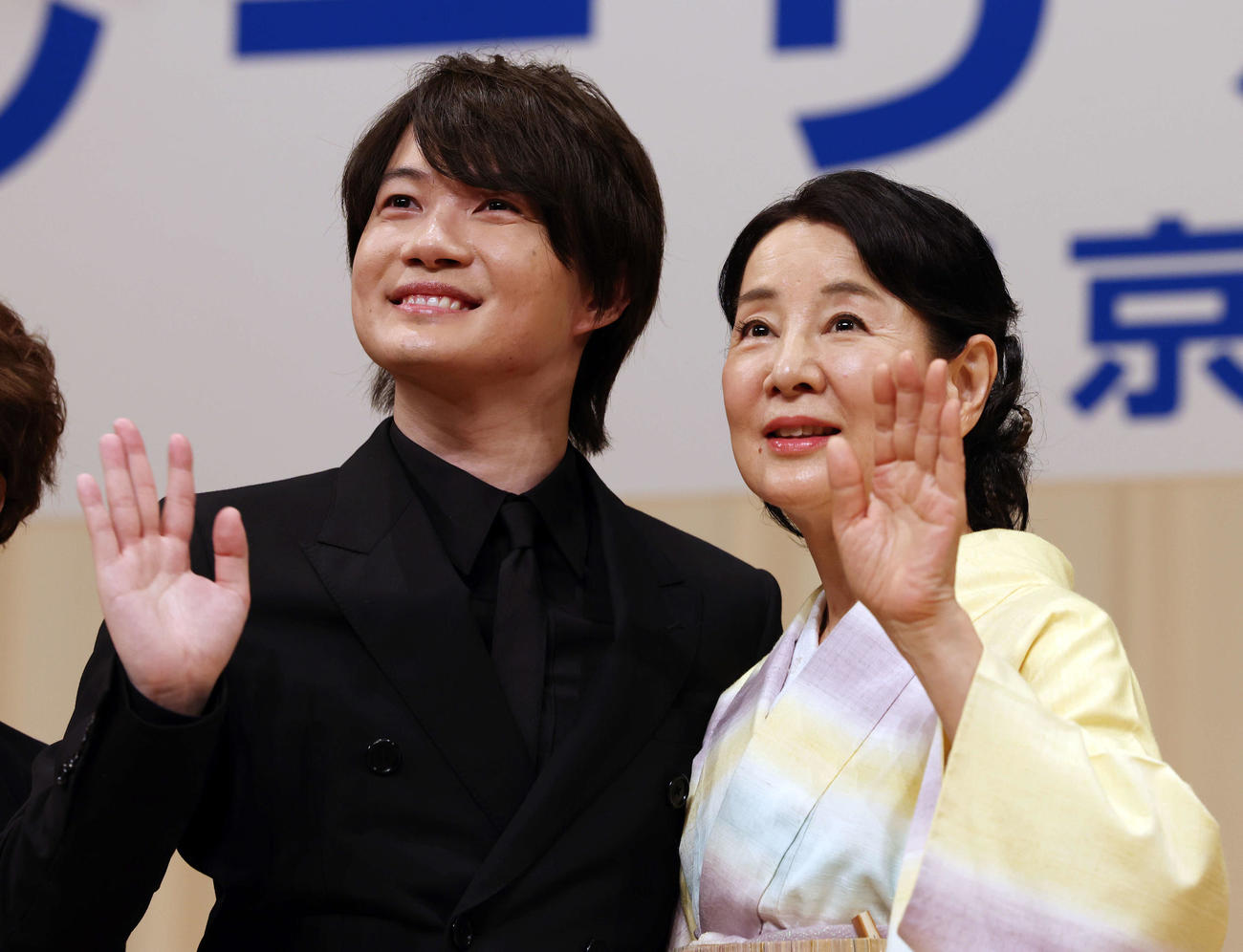 「第66回ブルーリボン賞」で笑顔で手を振る主演男優賞の神木隆之介（左）と主演女優賞の吉永小百合（撮影・宮地輝）