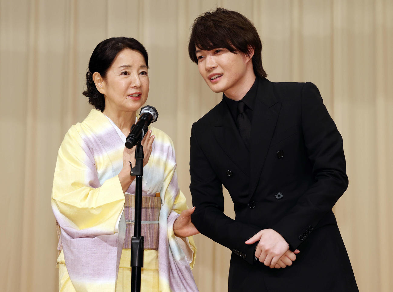 「第66回ブルーリボン賞」で絶妙な掛け合いを見せる主演女優賞の吉永小百合（左）と主演男優賞の神木隆之介（撮影・宮地輝）