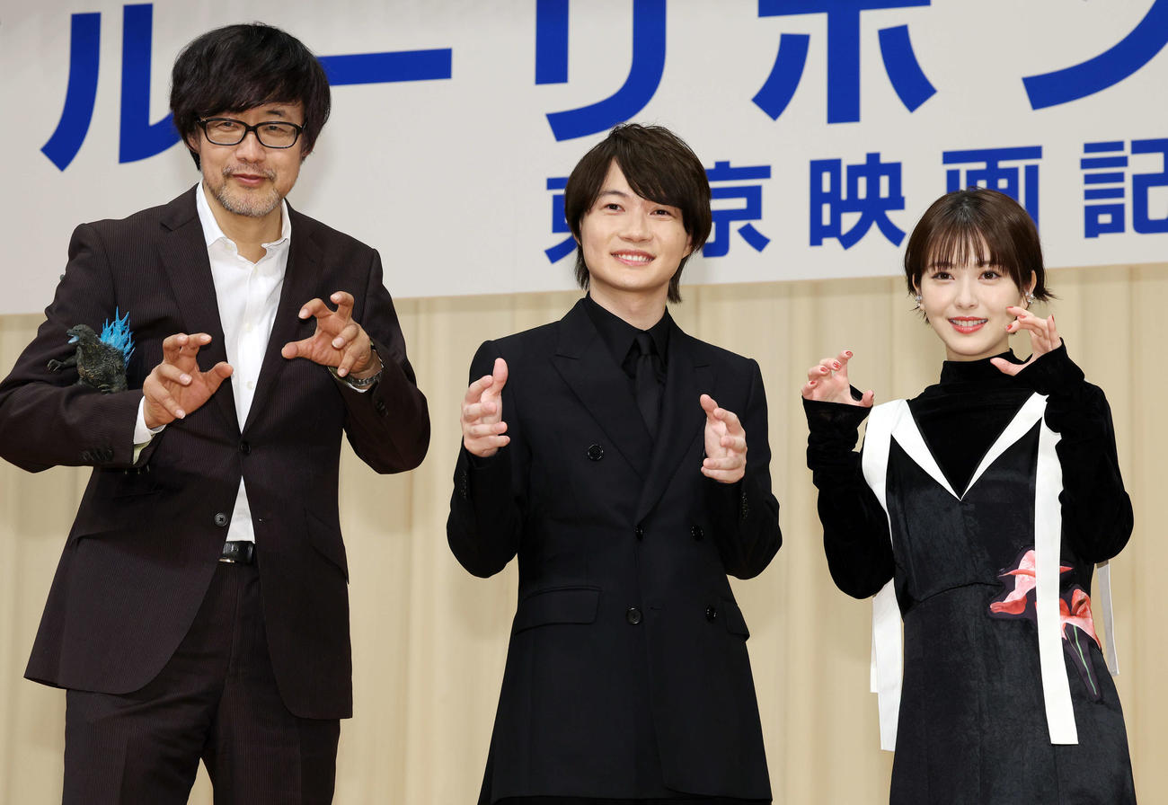 「第66回ブルーリボン賞」でゴジラのポーズをして記念撮影する、左から作品賞の山崎貴監督、主演男優賞の神木隆之介、助演女優賞の浜辺美波（撮影・宮地輝）
