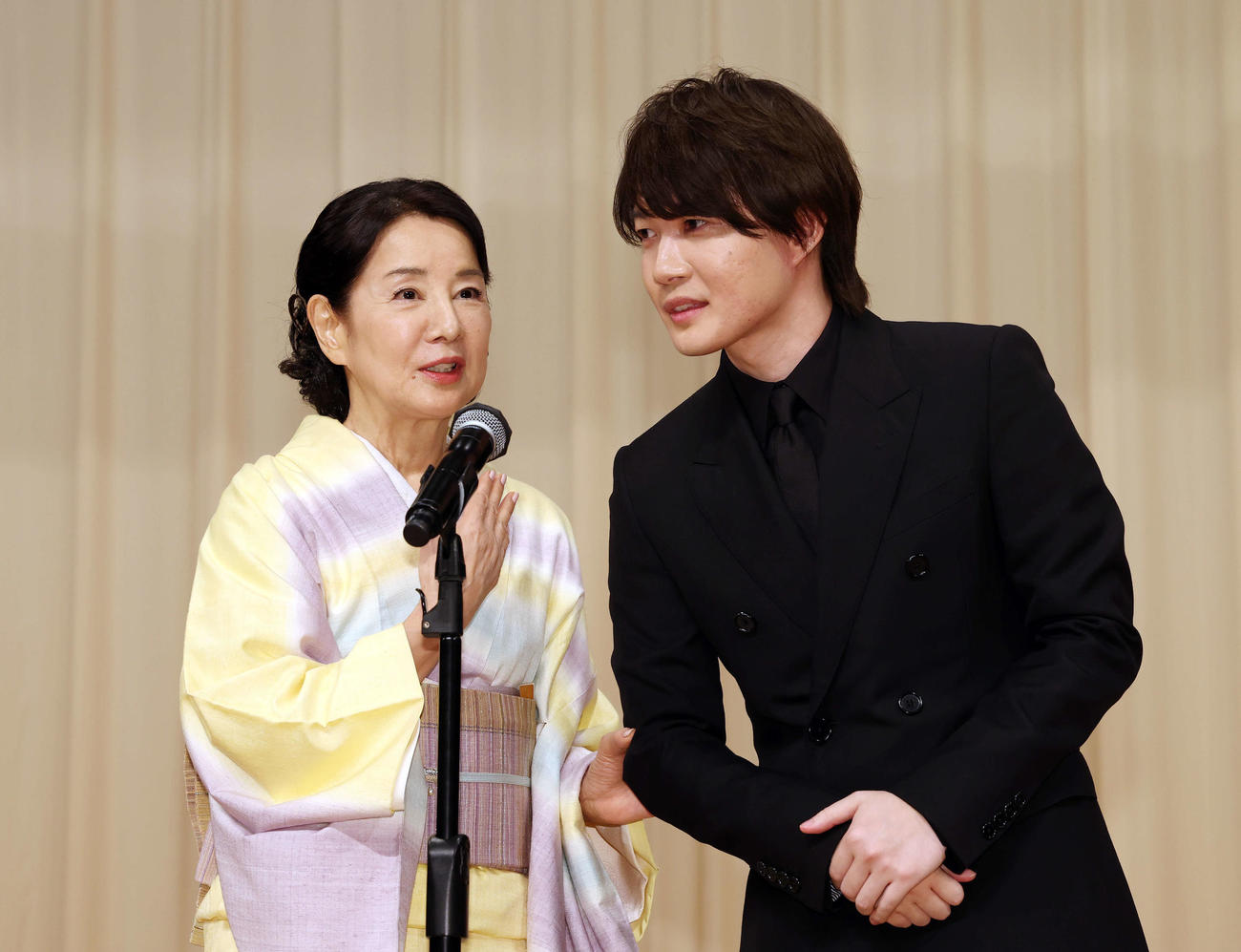 「第66回ブルーリボン賞」で絶妙な掛け合いを見せる主演女優賞の吉永小百合（左）と主演男優賞の神木隆之介（撮影・宮地輝）