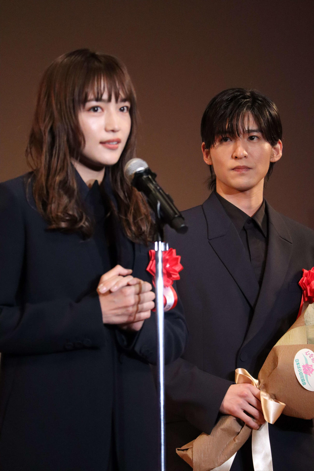 エランドール賞新人賞を受賞したSnowMan目黒蓮（右）、祝福に駆け付けた川口春奈