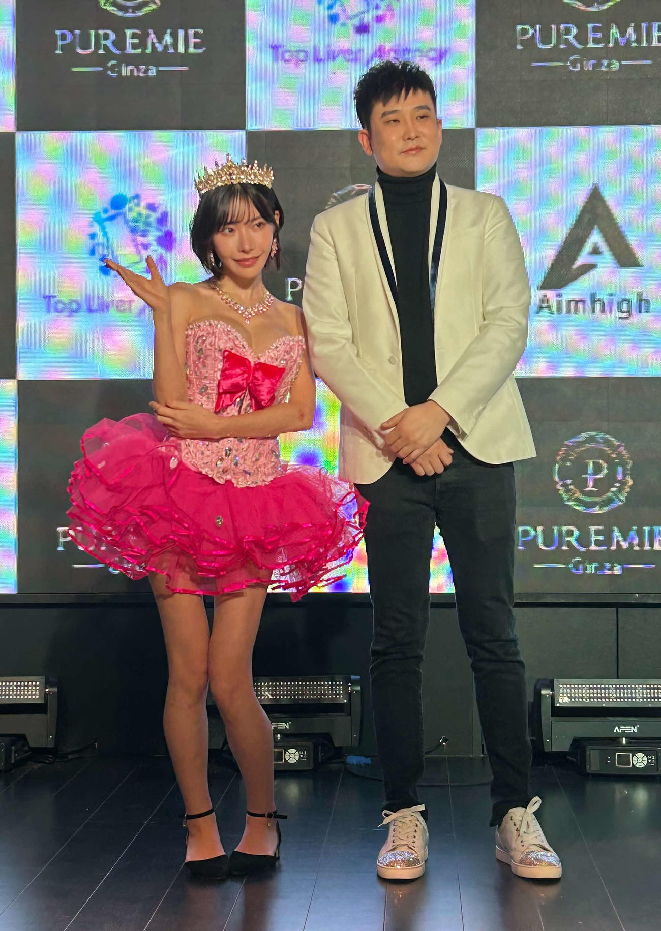 ショークラブ「PUREMIE銀座」のグランドオープン記者会見に登壇した、深田えいみ（左）とオーナーのヨウ氏（撮影・松尾幸之介）