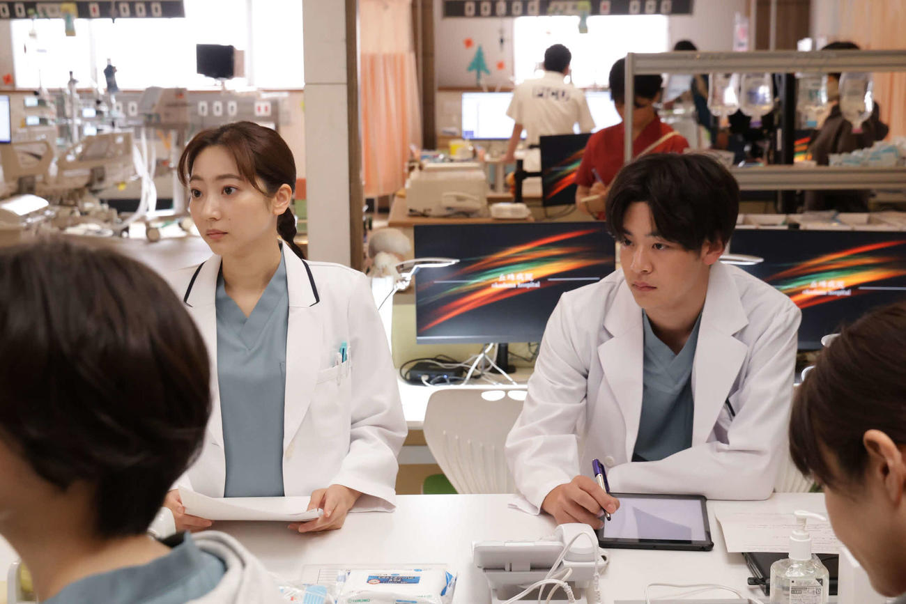 フジテレビ系「PICU小児集中治療室スペシャル2024」に出演する左から武田玲奈、小林虎之介(C)フジテレビ