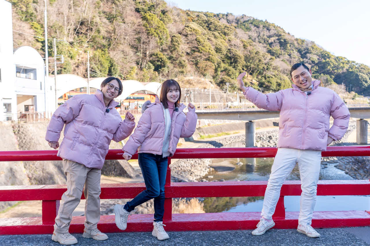 「春日ロケーション」のロケで箱根を旅した、左からどきどきキャンプの佐藤満春、日向坂46の松田好花、オードリーの春日俊彰