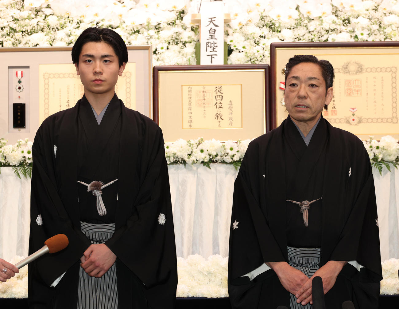 24年1月28日、「澤瀉屋　送る会」を終え会見を行う市川團子（左）と市川中車