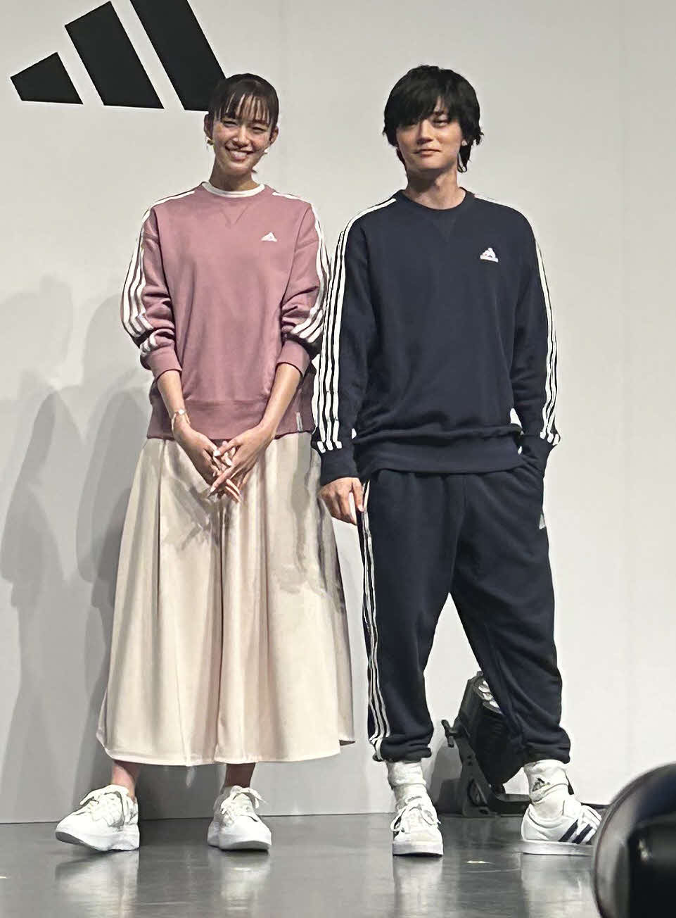 「アディダス　スポーツウェア　ESSENTIALS PLUS　ローンチイベント」に出席した佐藤栞里（左）、櫻井海音（撮影・松尾幸之介）