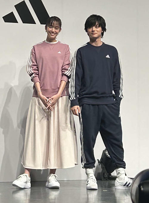 「アディダス スポーツウェア ESSENTIALS PLUS ローンチイベント」に出席した佐藤栞里(左)、櫻井海音(撮影・松尾幸之介)