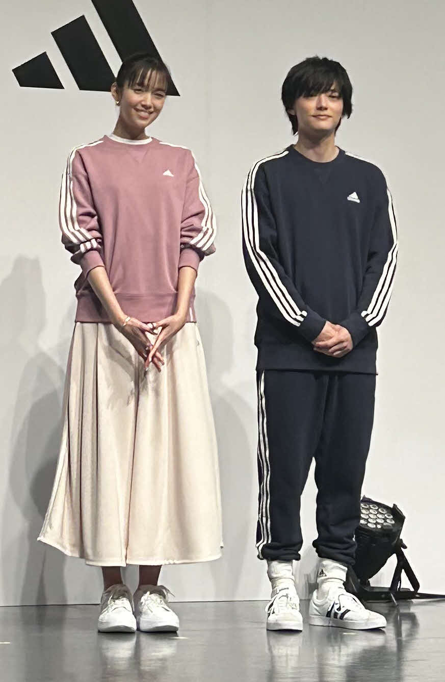 「アディダス　スポーツウェア　ESSENTIALS PLUS　ローンチイベント」に出席した佐藤栞里（左）、櫻井海音（撮影・松尾幸之介）